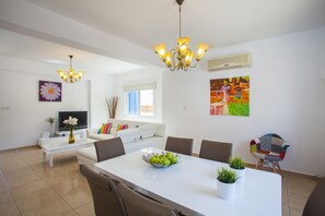 Villa, 3 chambres, piscine privée (Kos 8) | Coin séjour | Télévision à écran plat, lecteur de DVD