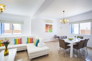 Villa, 3 chambres, piscine privée (Kos 8) | Coin séjour | Télévision à écran plat, lecteur de DVD