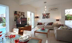 Villa, 2 Schlafzimmer, eigener Pool | Wohnbereich | Flachbildfernseher, DVD-Player