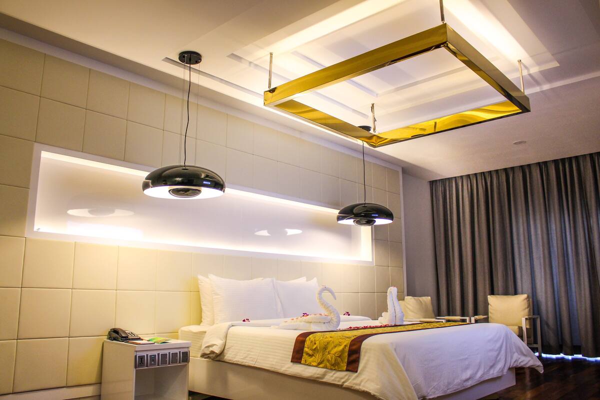 Phòng Suite Premier | Minibar, két bảo mật tại phòng, bàn, màn/rèm cản sáng 