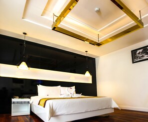 Chambre Double « Premier » (Luxury - Free Round Trip Transfer) | Minibar, coffres-forts dans les chambres, bureau, rideaux occultants