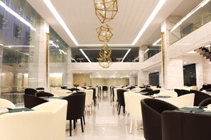 3 restaurants, spécialités Cuisine internationale