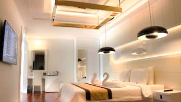 Premier Residence Suite | Minibar, in-room safe, desk, blackout drapes