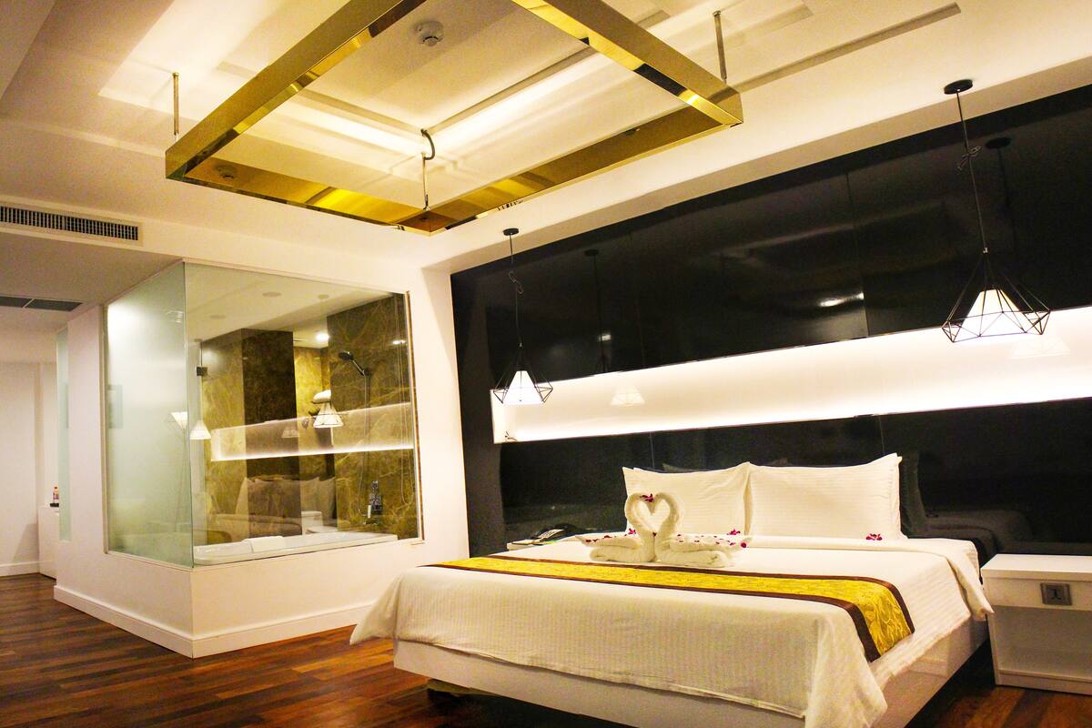 Phòng đôi Premier (Luxury - Free Round Trip Transfer) | Minibar, két bảo mật tại phòng, bàn, màn/rèm cản sáng 