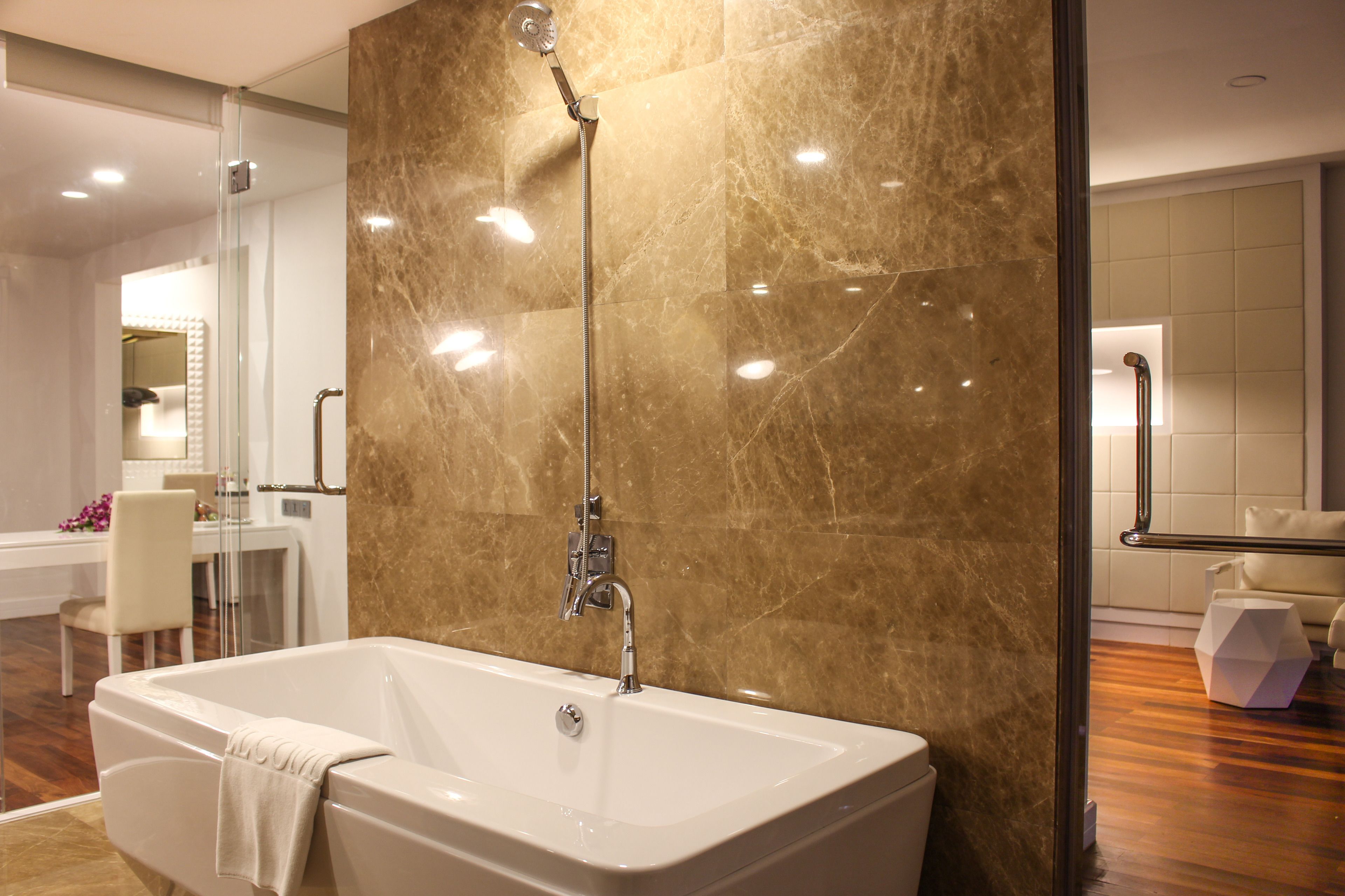 deep-soaking bathtub