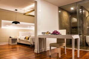 Frigobar, cofres nos quartos, escrivaninha, cortinas blackout