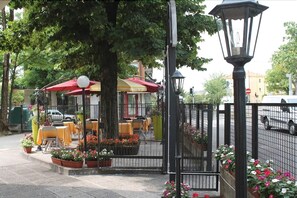 Outdoor dining - Residence Hotel Laguna (Mestre)