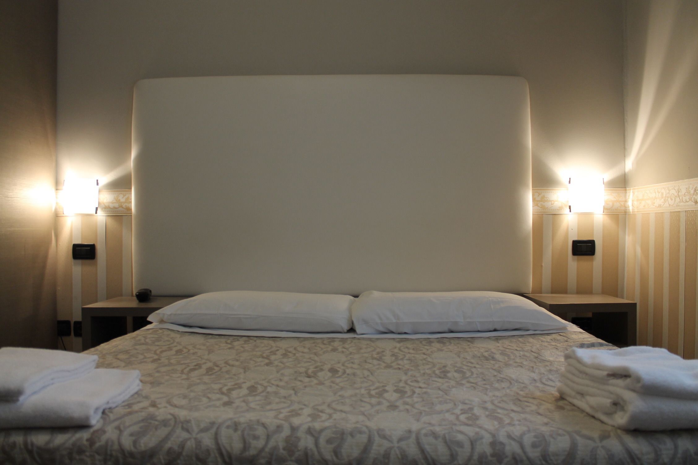 Dobbelt- eller tomannsrom | Safe på rommet, skrivebord og wi-fi (inkludert)