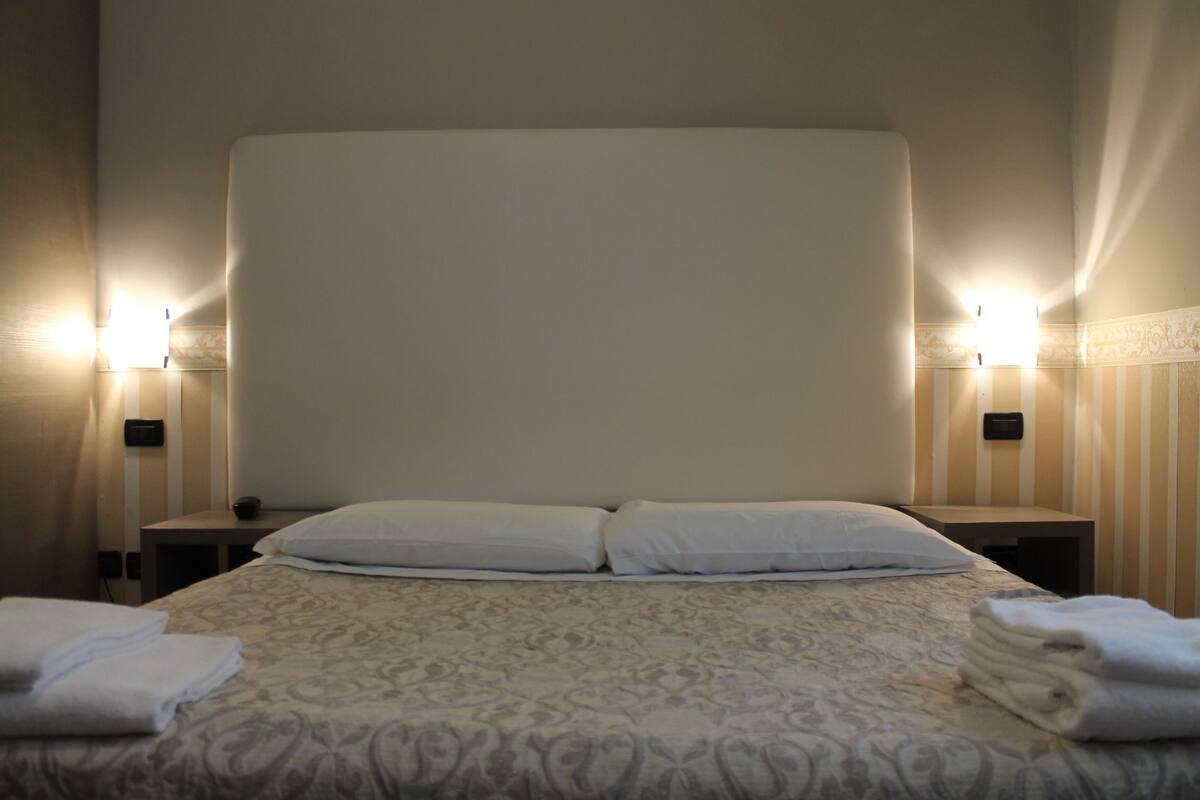 Double or Twin Room | In-room safe, desk, WiFi (free)