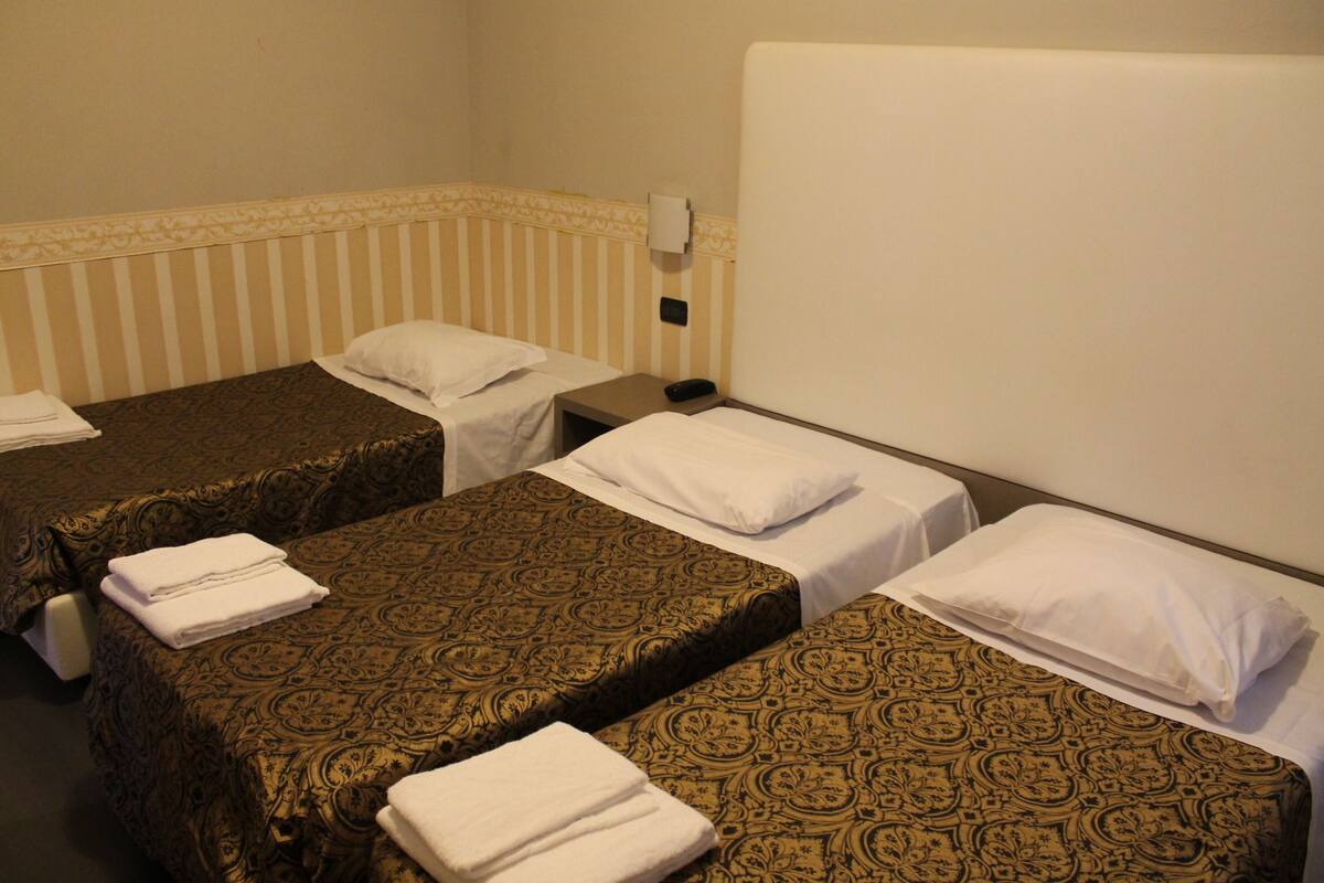 Triple Room | In-room safe, desk, WiFi (free)
