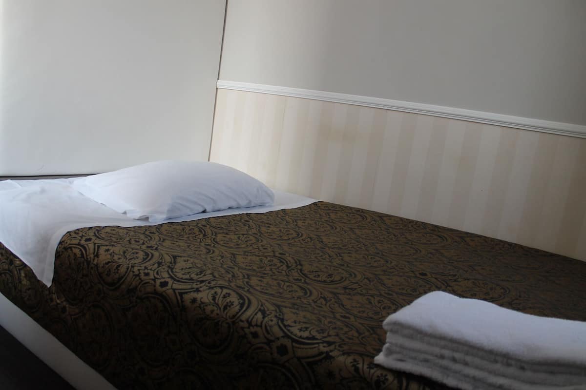 Single Room | In-room safe, desk, WiFi (free)