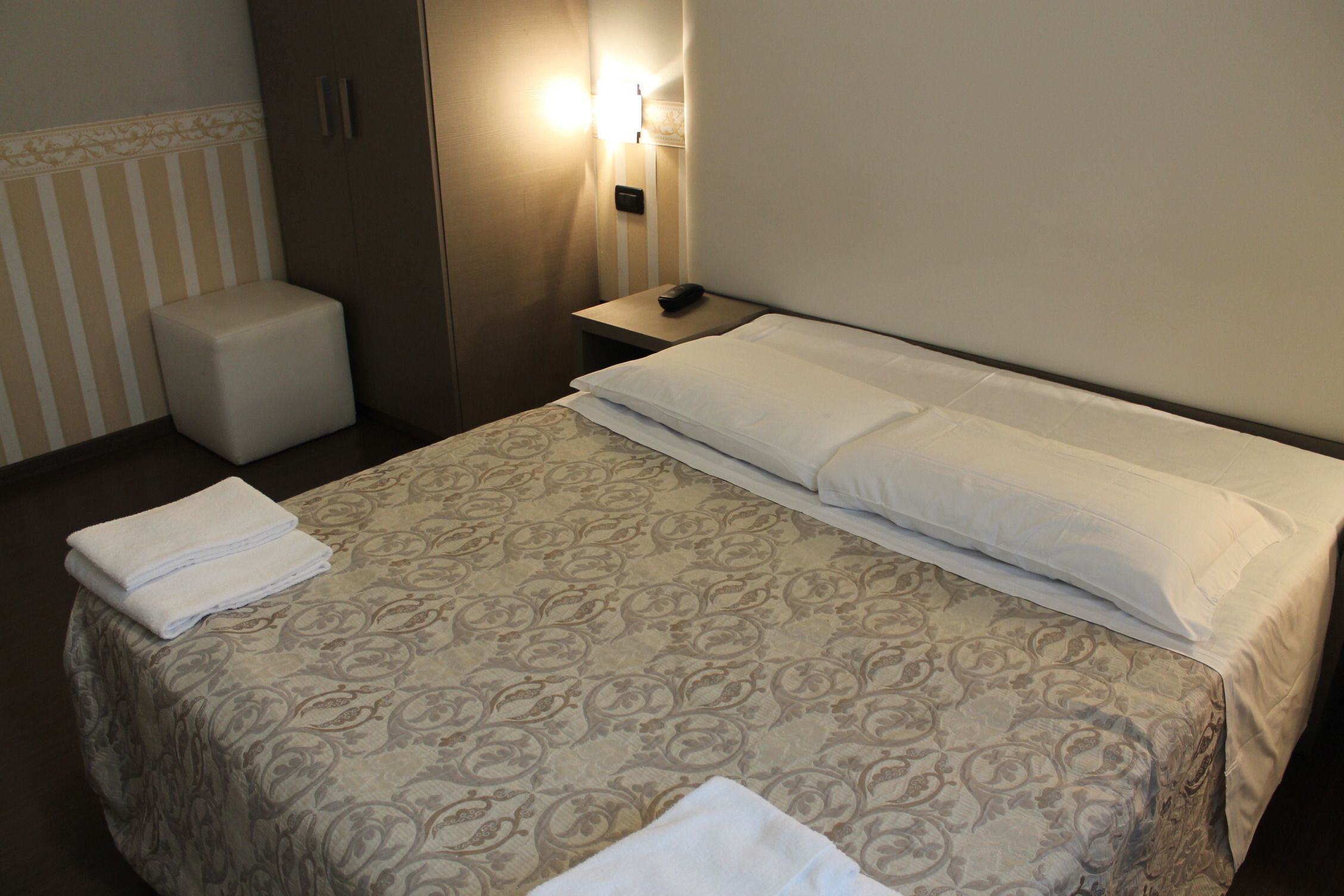 Una cassaforte in camera, una scrivania, Wi-Fi gratuito