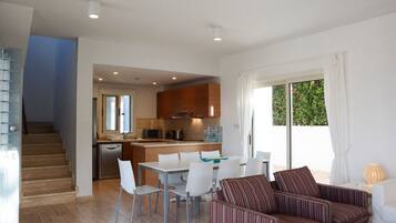 Living room | 32-inch flat-screen TV with satellite channels, TV, fireplace