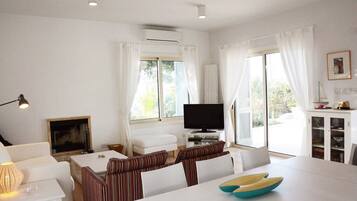 Living room | 32-inch flat-screen TV with satellite channels, TV, fireplace