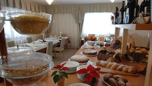 A breakfast buffet with various food items and a wine selection. - Cimon Dolomites Hotel (Predazzo)