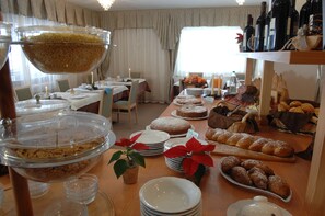 Free daily buffet breakfast