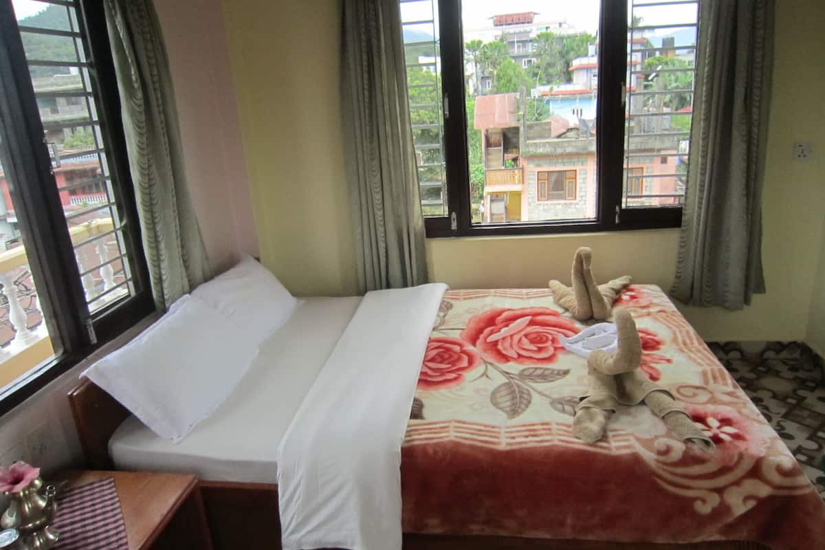 standard room | in-room safe, desk, soundproofing, free wifi