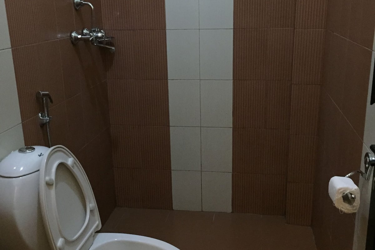 standard room | bathroom | shower, free toiletries, hair dryer, bathrobes