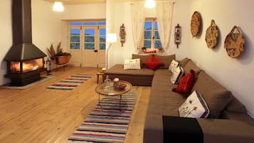 Cottage | Living room | TV, fireplace, video-game console, DVD player