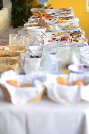 Déjeuner, dîner et souper servis sur place