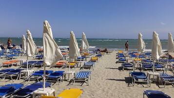 Trên bãi biển, cát trắng