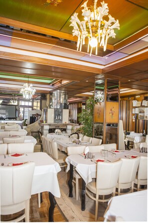 Breakfast, lunch, dinner served; Mediterranean cuisine, beach views  - Hotel Zografos (Katerini)