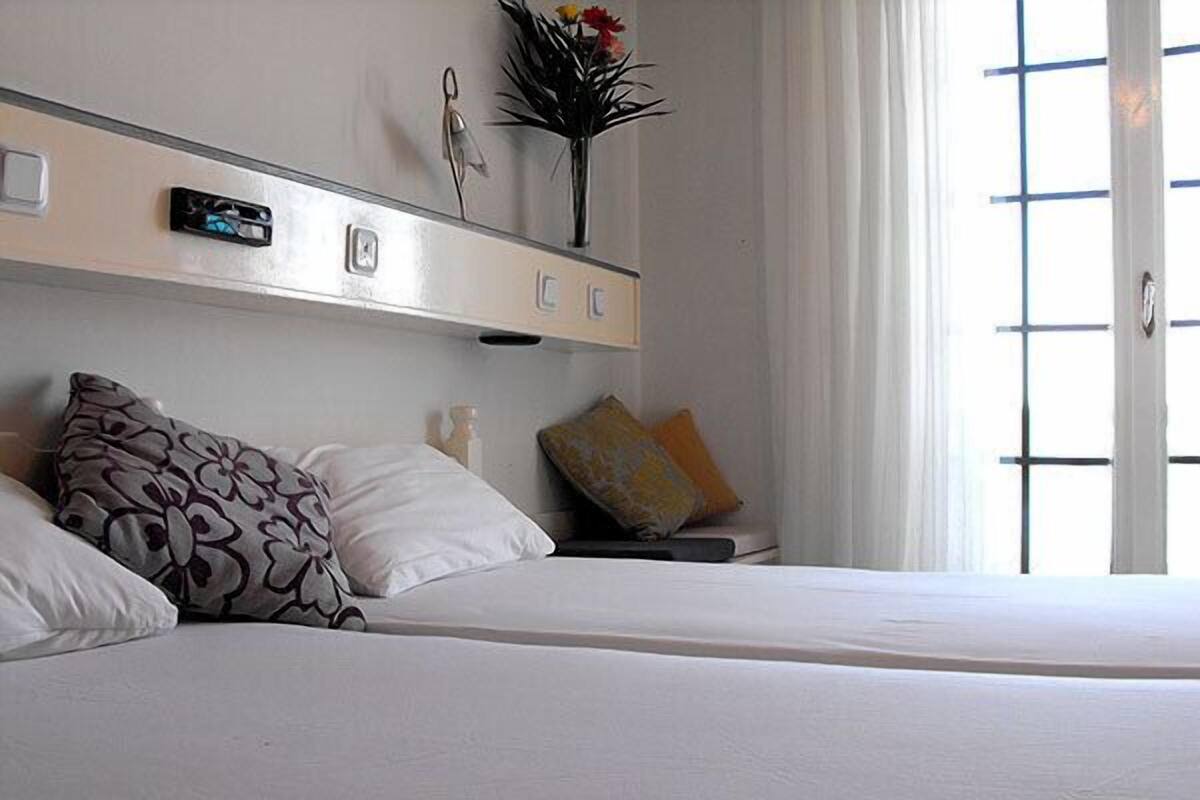 Habitación con 2 camas individuales | Tabla de planchar con plancha, camas extra y wifi gratis