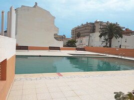 Una piscina al aire libre de temporada