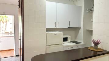 Studio | Private kitchen | Fridge, microwave, stovetop, cookware/dishes/utensils