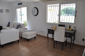 Villa, 4 habitaciones, piscina privada | Zona de estar | Una televisión de pantalla plana, una consola de videojuegos