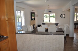 Villa, 4 chambres, piscine privée | Coin séjour | Télévision à écran plat, console de jeux vidéo