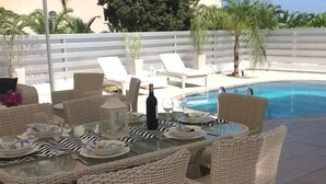 Villa, 4 soverom, privat basseng | Terrasse/patio