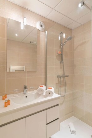 Shower, free toiletries, hair dryer, towels - Villa Médicis Puteaux (Puteaux)