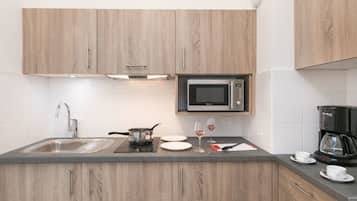 Frigorífico, microondas, placa de cocina y cafetera o tetera