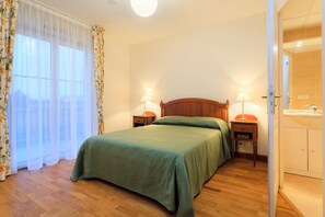 Escrivaninha, quartos à prova de som, berços grátis, Wi-Fi de cortesia