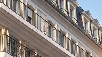 Vista frontal de la propiedad