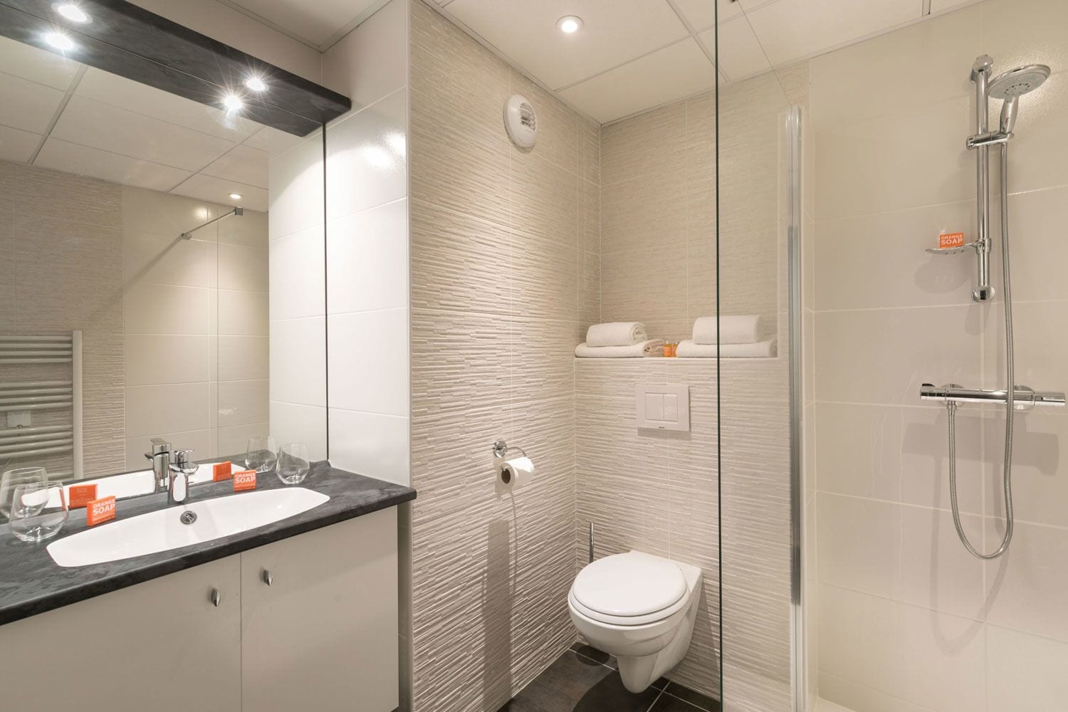 Dusche, kostenlose Toilettenartikel, Haartrockner, Handtücher