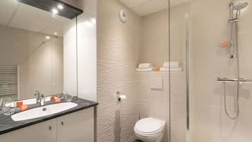 Dusche, kostenlose Toilettenartikel, Haartrockner, Handtücher