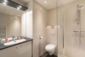 Dusche, kostenlose Toilettenartikel, Haartrockner, Handtücher