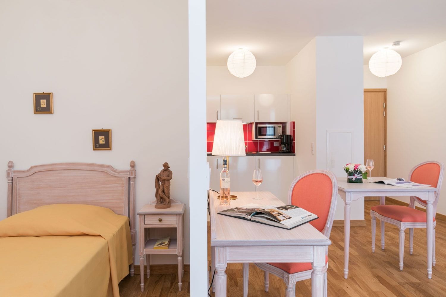 Schreibtisch, schallisolierte Zimmer, kostenlose Babybetten