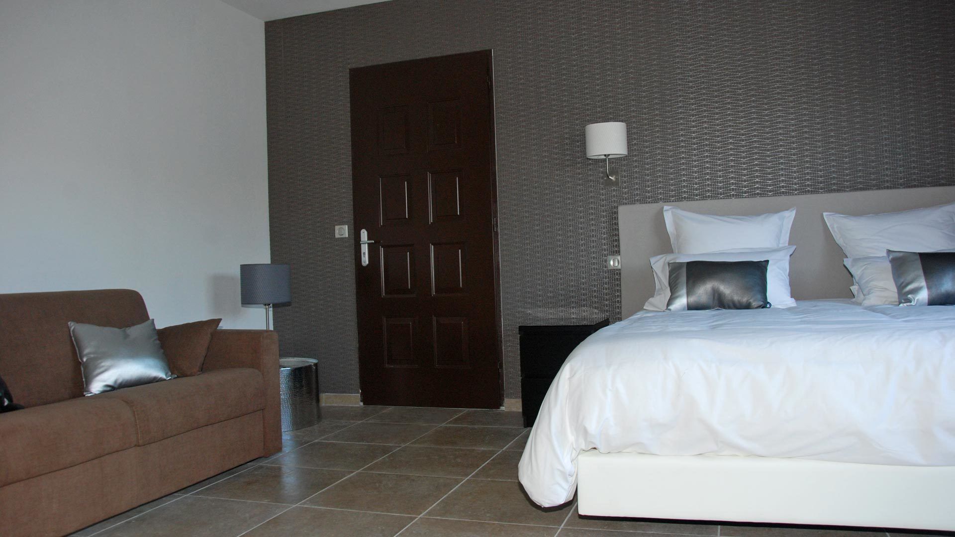 minibar, desk, soundproofing, iron/ironing board