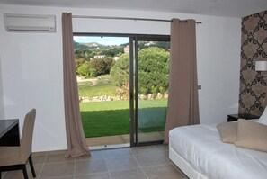 Zimmersafe, Schreibtisch, schallisolierte Zimmer, Bügeleisen/Bügelbrett