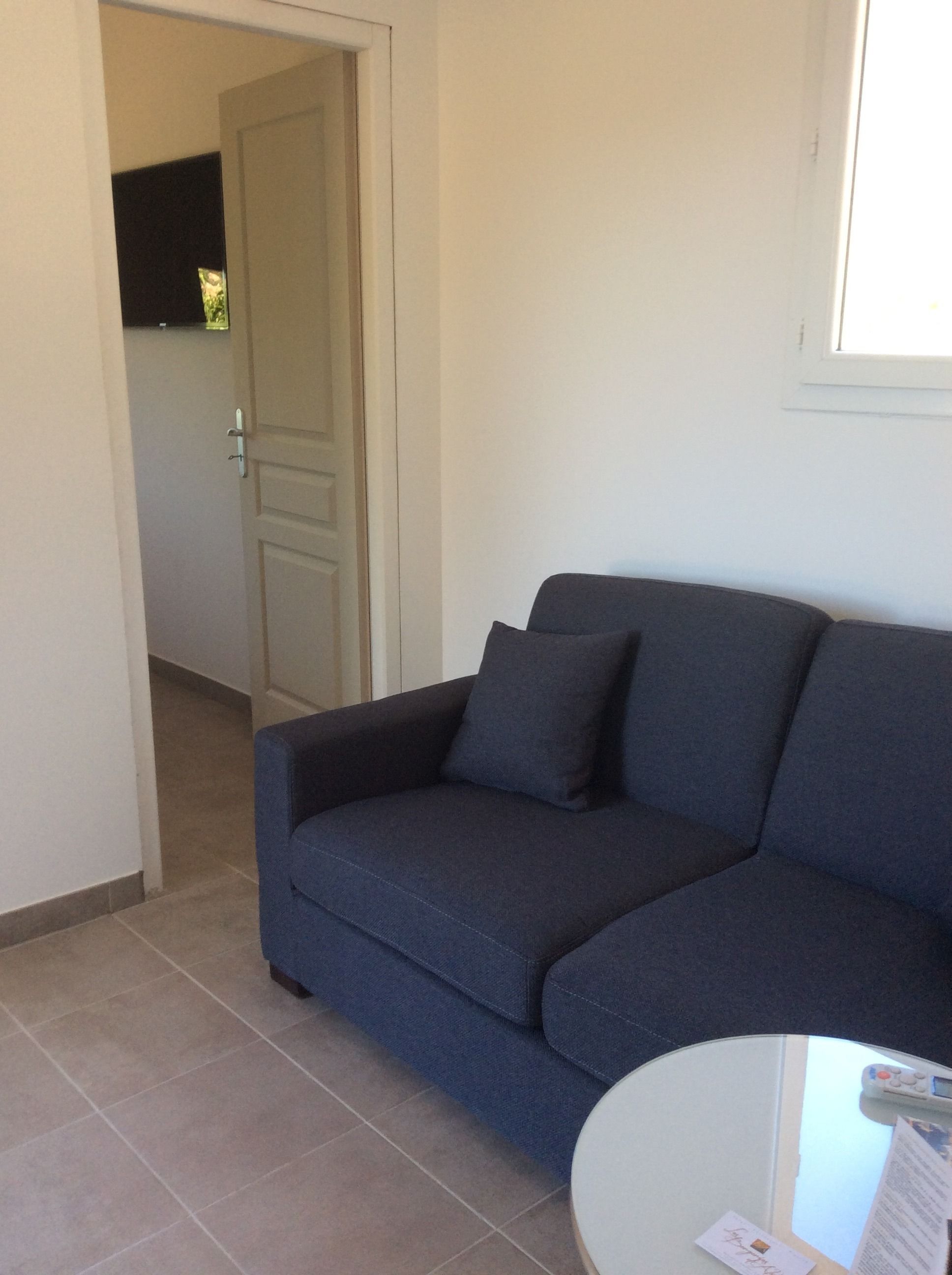 exclusive double room | living area | 102-cm led tv with cable channels, tv