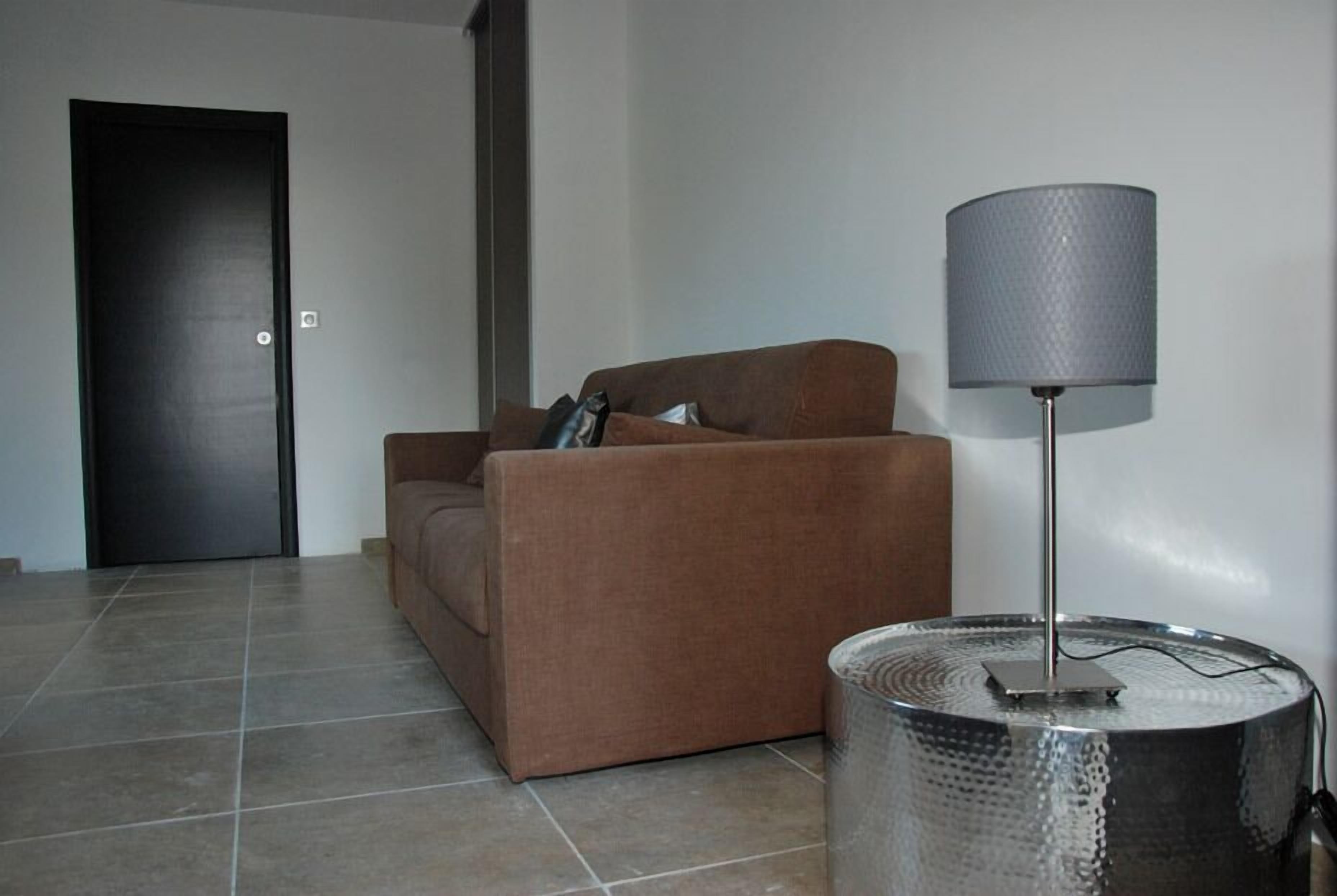 102-cm led tv with cable channels, tv