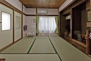Standard Japanese Style Room with Shared Bathroom | Free WiFi, bed sheets - Dormitory Sandanya Guesthouse (Shirahama)