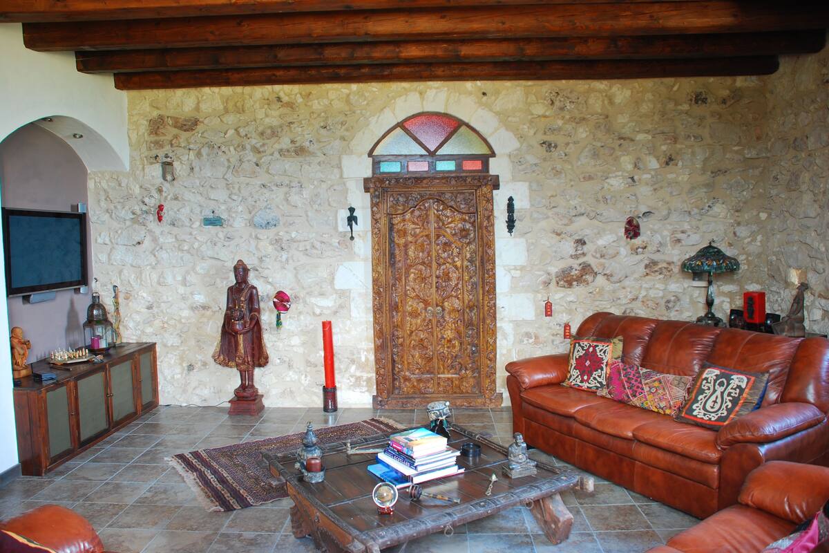 Suite (Chimbaluk) | Sala de estar | Una televisión de pantalla plana