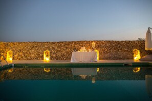 Una piscina al aire libre, sombrillas, tumbonas