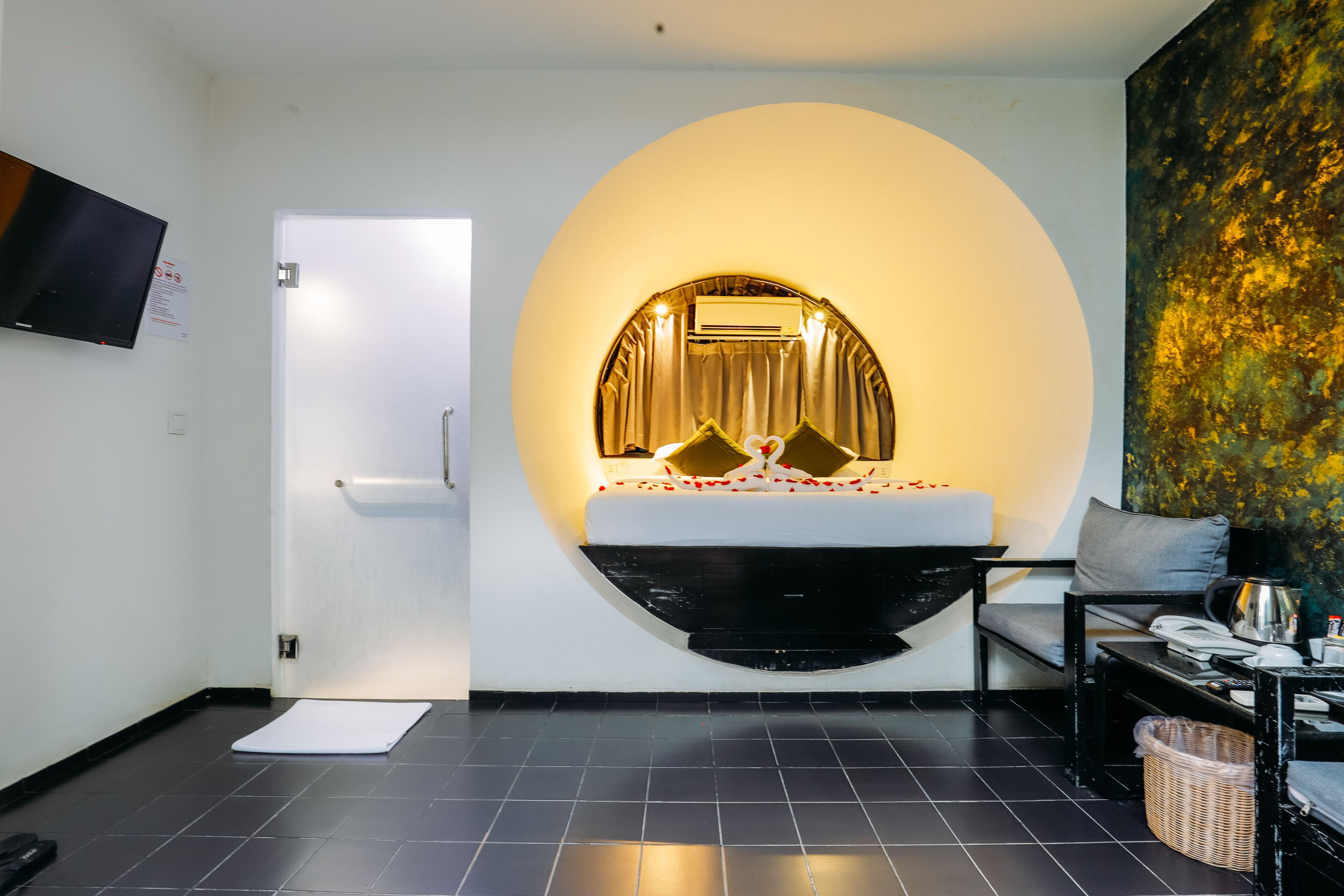 deluxe room, 1 king bed, pool view | 1 bedroom, minibar, desk, free wifi