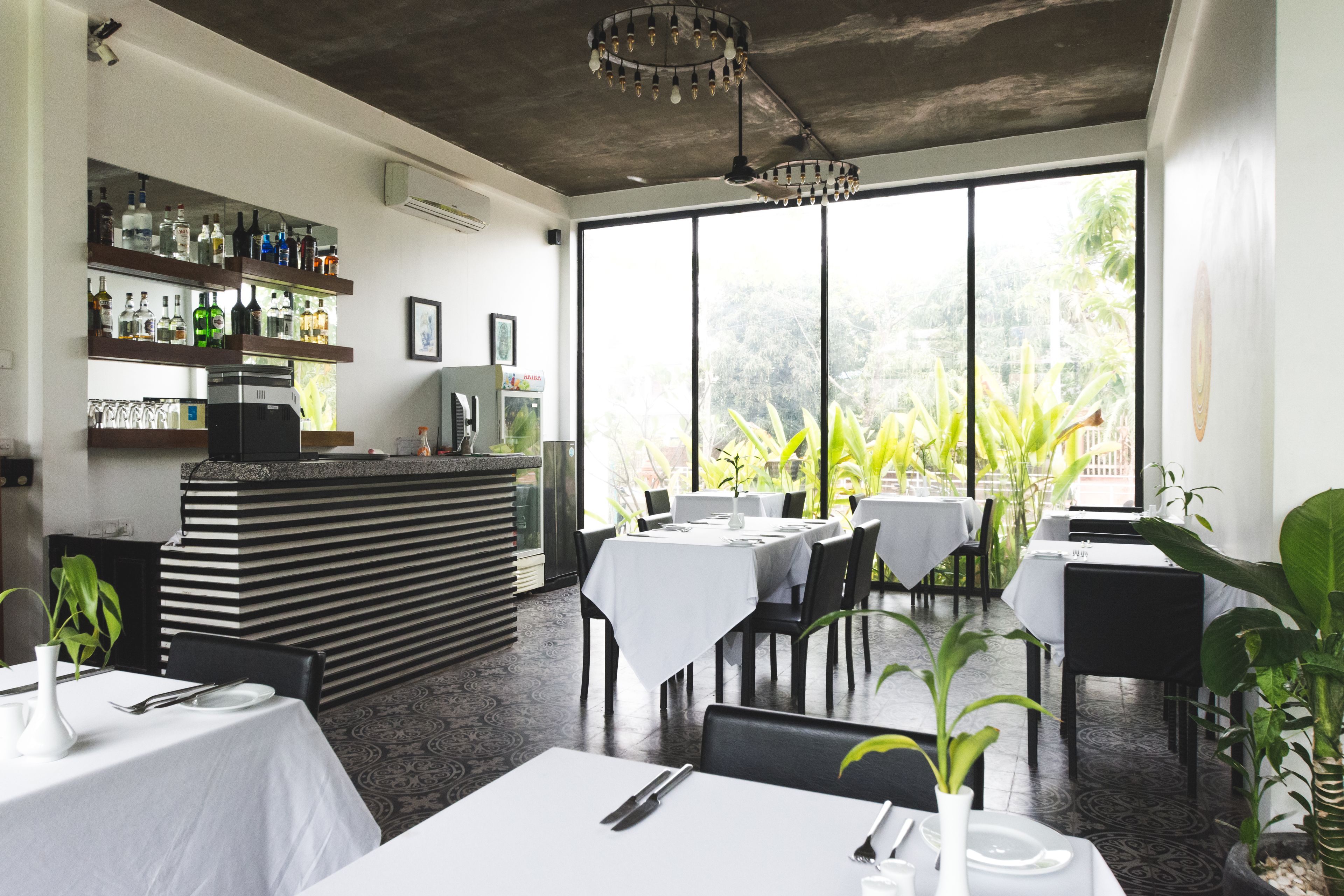 breakfast, lunch, dinner served; international cuisine