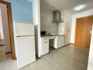 Basic-Apartment, 1 Schlafzimmer, eingeschränkter Meerblick (4 pax) | Eigene Küche | Kühlschrank, Mikrowelle, Herdplatte, Kochgeschirr/Geschirr/Besteck